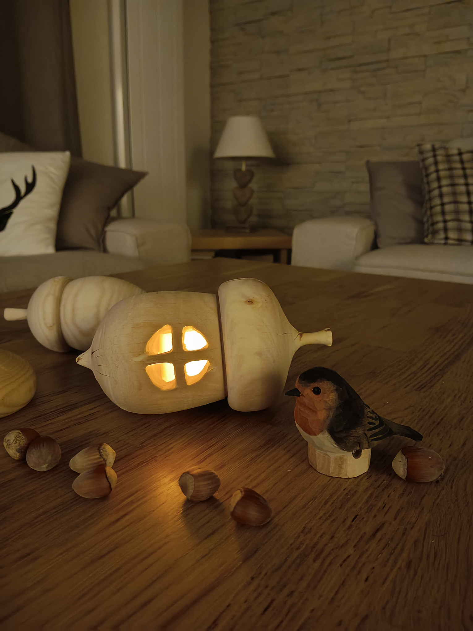 Gland sculpté en bois, creusé et éclairé de l'intérieur, posé sur une table en bois