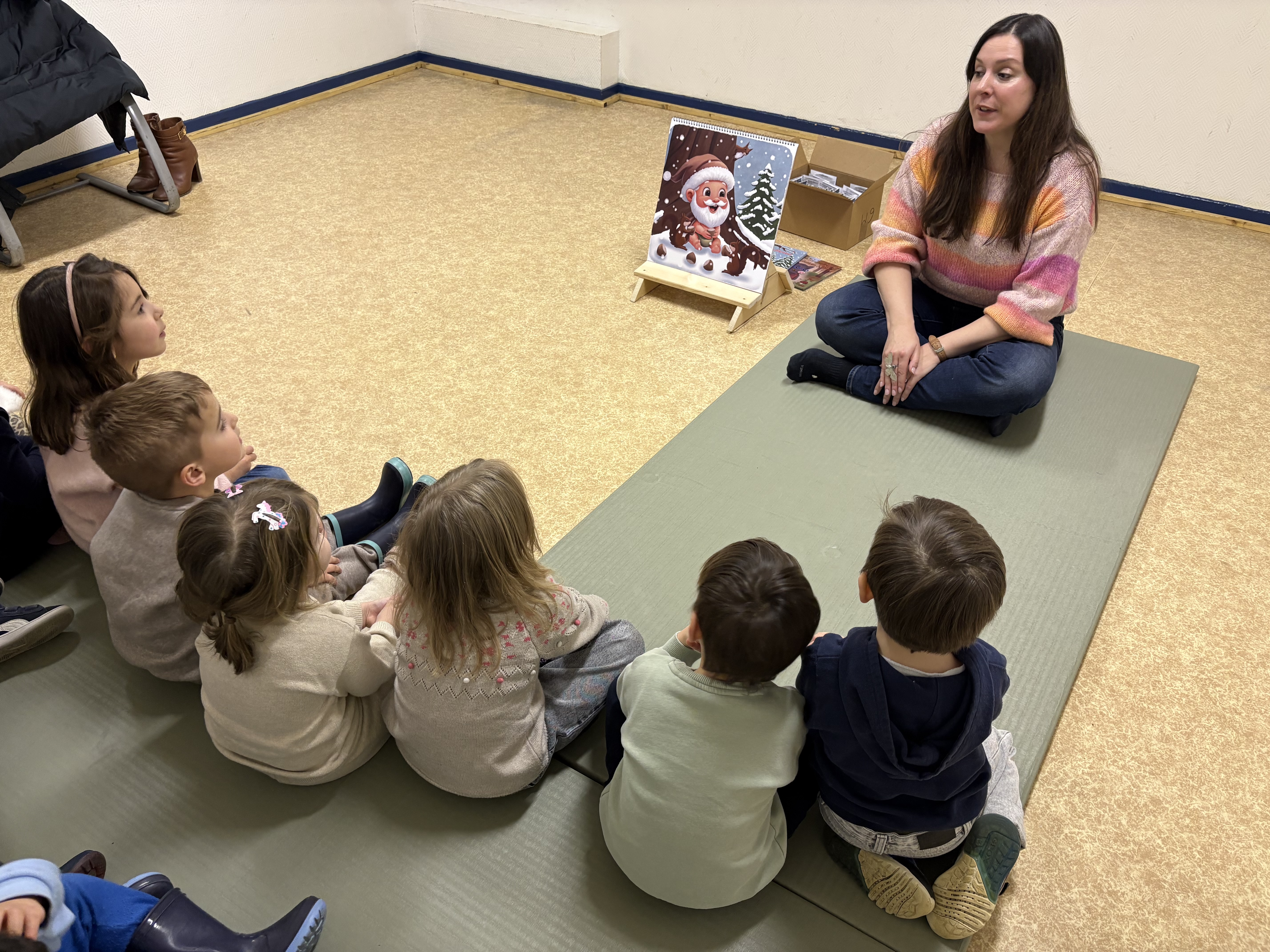 Lecture en structure périscolaire, enfants assis en cercle autour de l'autrice